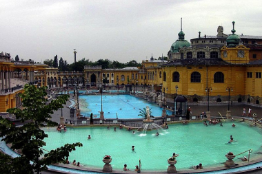 Szechenyi-Baths-thermal-pool-and-swimming-pool
